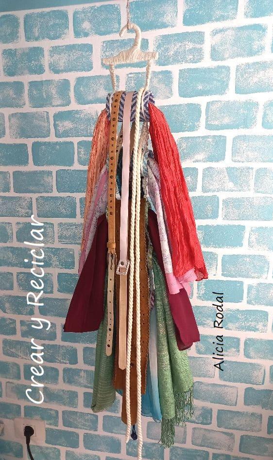 Los rollos de cartón del papel de baño, son perfectos para hacer todo tipo de manualidades prácticas y útiles para nuestra casa. Ideas originales que podemos hacer en familia para aprovechar los desechos que nosotros mismos generamos, y reutilizarlos en cosas para nuestro hogar, para vender o regalar.