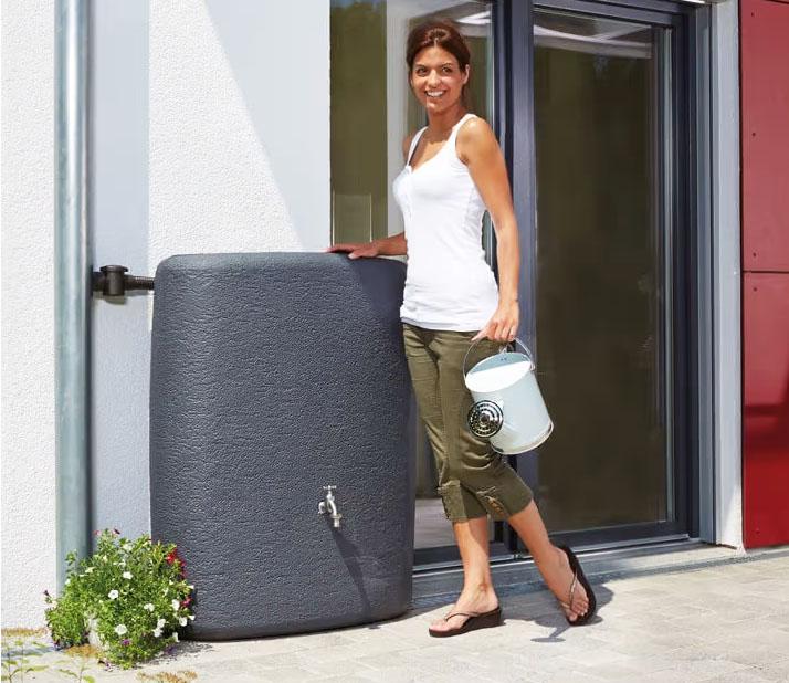 Regar con agua de lluvia las plantas