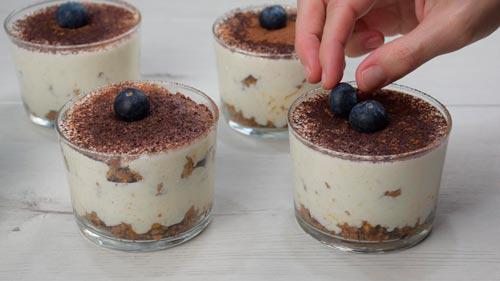 decorar con arandanos base tiramisú fácil en vasitos saludable