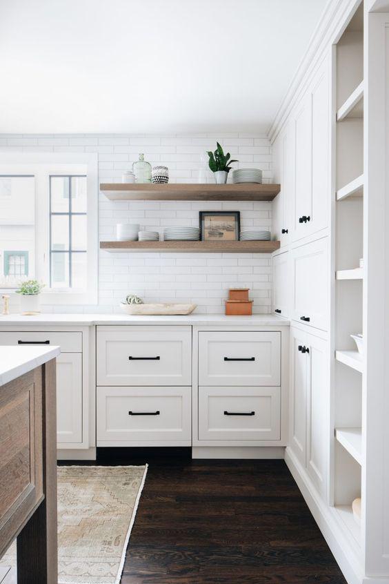 Cocinas blancas con repisas de madera clara