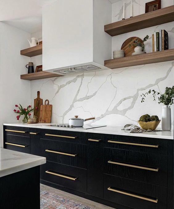 Cocinas integrales color negro con repisas de madera