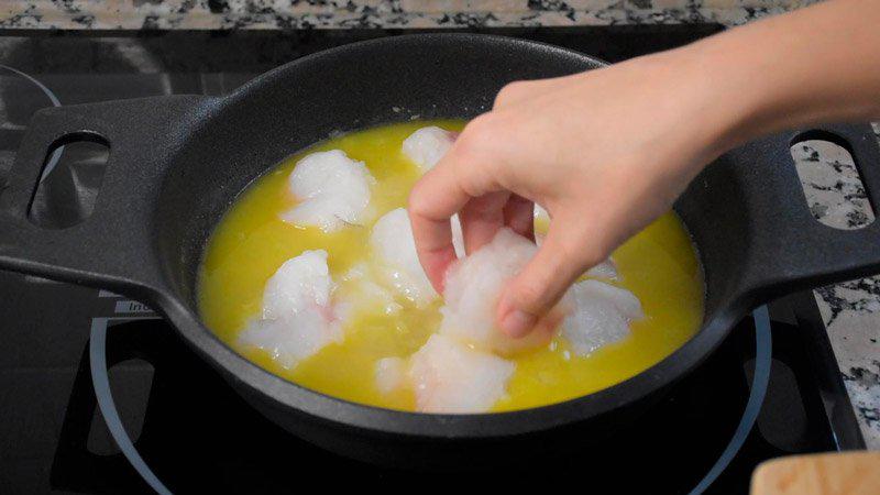 agregar trozos de Rape en salsa verde con almejas o Rape a la marinera