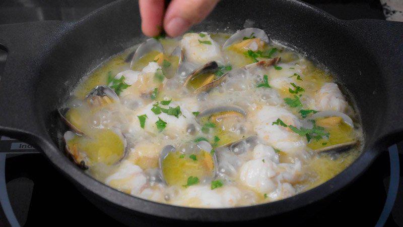 agregar perejil al Rape en salsa verde con almejas o Rape a la marinera