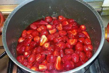 fresa en olla para mermelada