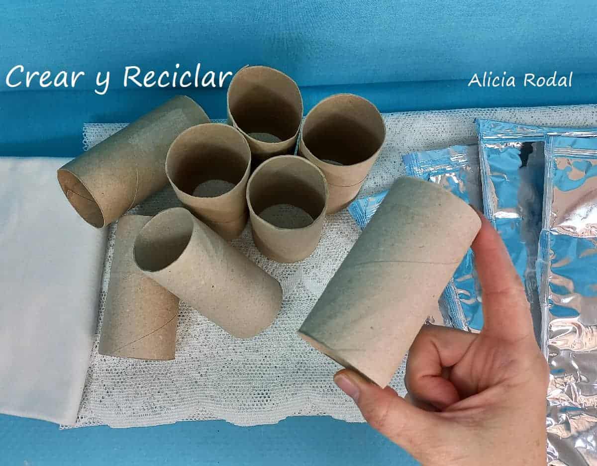 En este tutorial vamos a hacer un organizador vertical con rollos de cartón, telas y otros materiales reciclados. Vamos a darle a este organizador un estilo glamour, con mucho brillo.