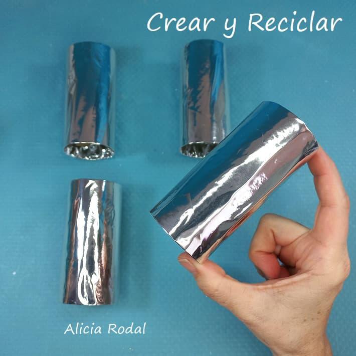 En este tutorial vamos a hacer un organizador vertical con rollos de cartón, telas y otros materiales reciclados. Vamos a darle a este organizador un estilo glamour, con mucho brillo.