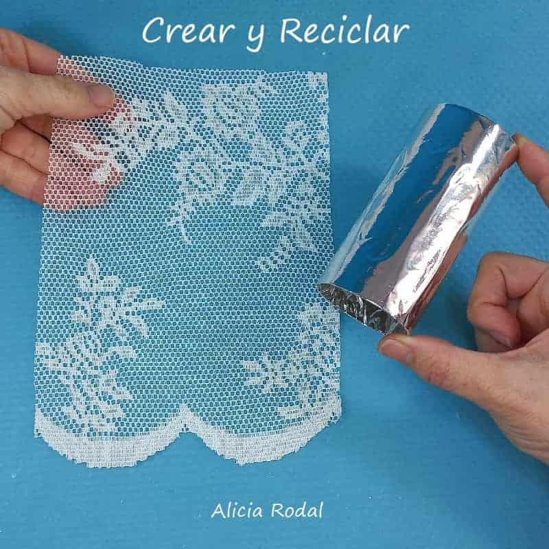 En este tutorial vamos a hacer un organizador vertical con rollos de cartón, telas y otros materiales reciclados. Vamos a darle a este organizador un estilo glamour, con mucho brillo.