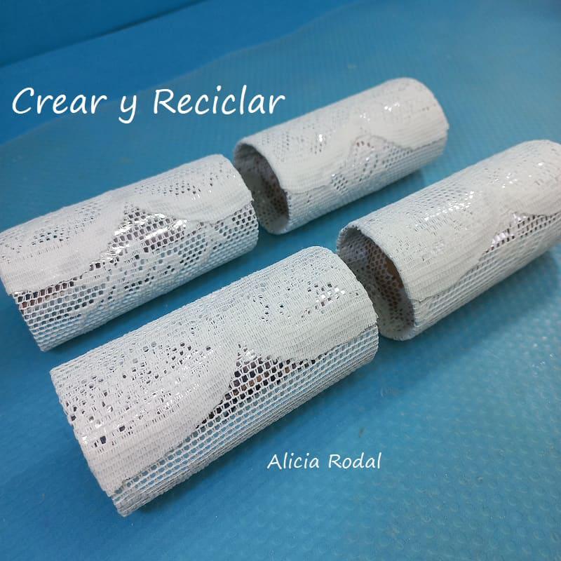 En este tutorial vamos a hacer un organizador vertical con rollos de cartón, telas y otros materiales reciclados. Vamos a darle a este organizador un estilo glamour, con mucho brillo.