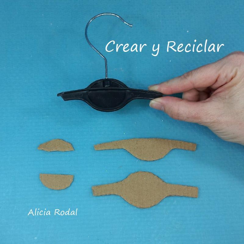 En este tutorial vamos a hacer un organizador vertical con rollos de cartón, telas y otros materiales reciclados. Vamos a darle a este organizador un estilo glamour, con mucho brillo.