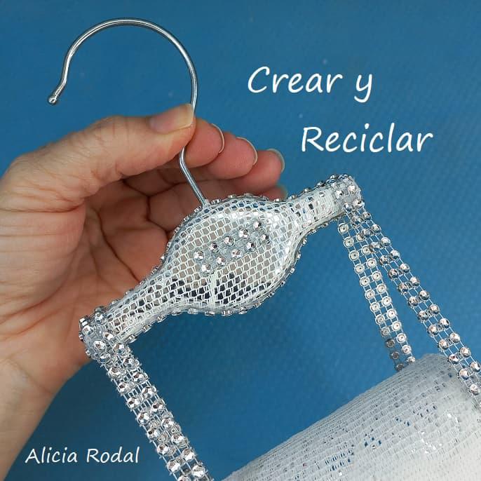 En este tutorial vamos a hacer un organizador vertical con rollos de cartón, telas y otros materiales reciclados. Vamos a darle a este organizador un estilo glamour, con mucho brillo.