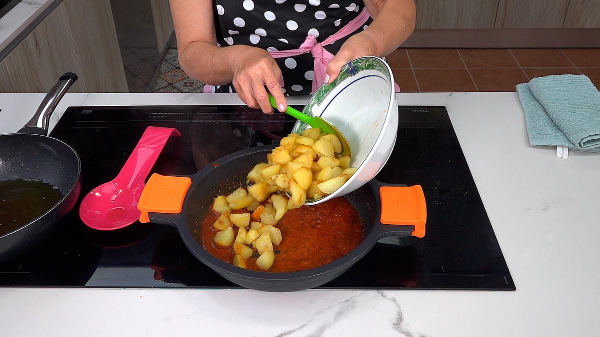 PATATAS (PAPAS) AL AJILLO CON HUEVOS - Loli Domínguez - Foto 10