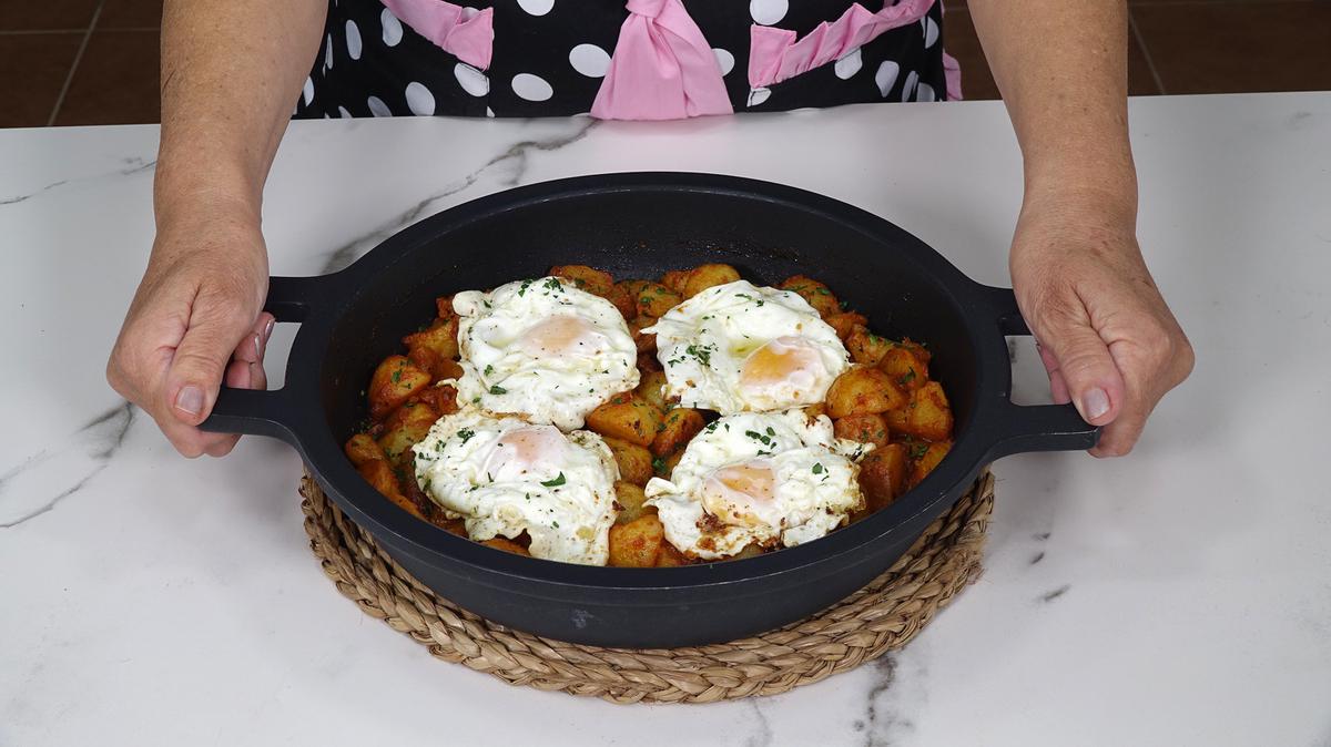 PATATAS (PAPAS) AL AJILLO CON HUEVOS - Loli Domínguez - Foto 12