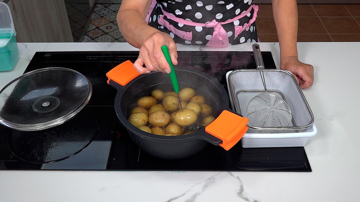 PATATAS (PAPAS) AL AJILLO CON HUEVOS - Loli Domínguez - Foto 2
