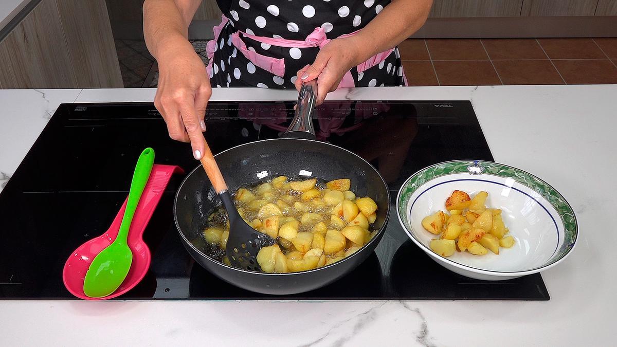PATATAS (PAPAS) AL AJILLO CON HUEVOS - Loli Domínguez - Foto 5
