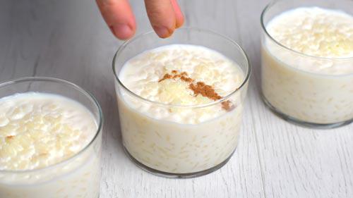 decorar con canela en polvo el arroz con leche de la abuela cremoso