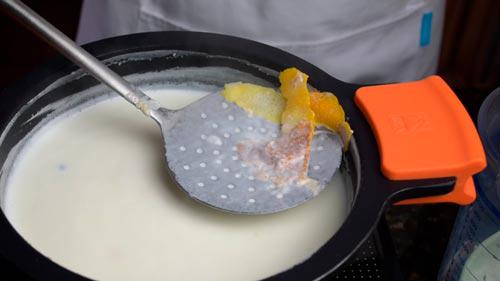 colar la leche infusionada para el arroz con leche de la abuela cremoso