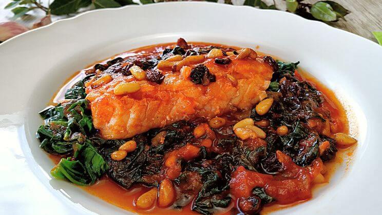 Bacalao con espinacas pasas y piñones