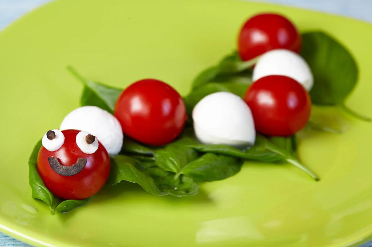 ensalada de tomate y queso infantil
