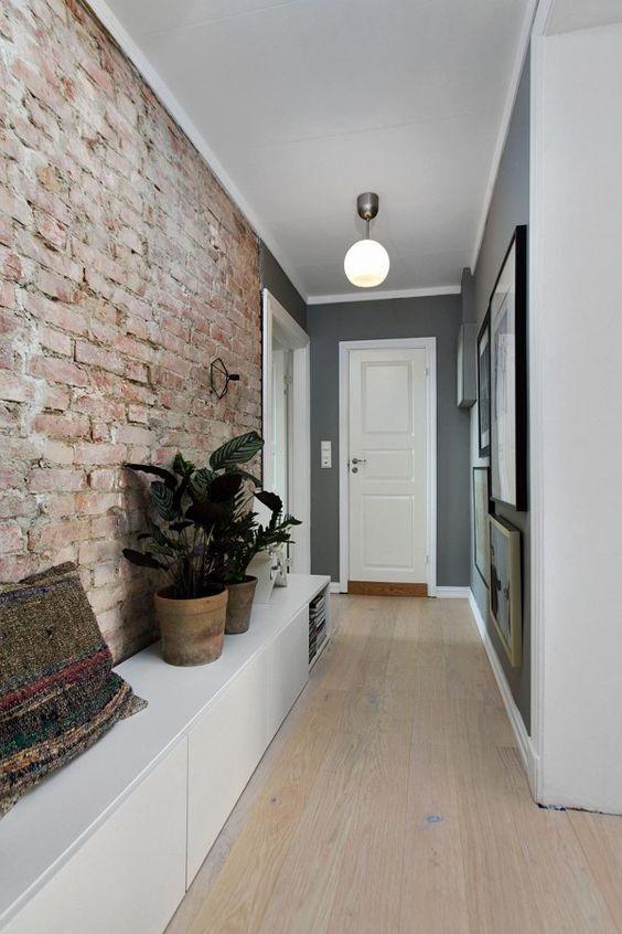 Coloca estanterías o estantes en las paredes