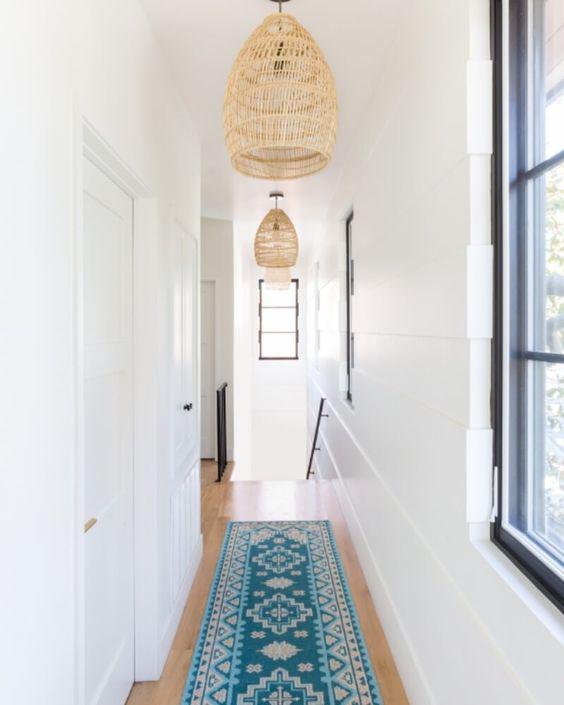 Coloca alfombras largas y estrechas en el suelo