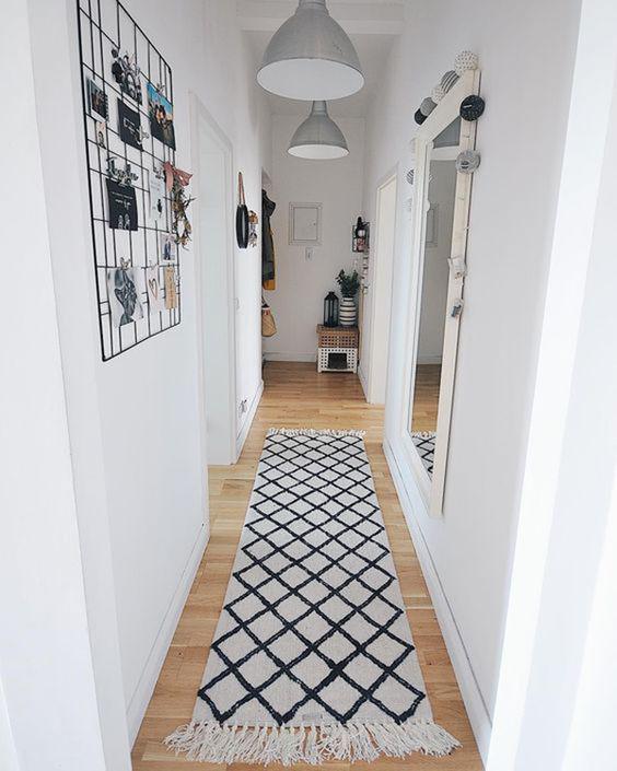 Coloca alfombras largas y estrechas en el suelo