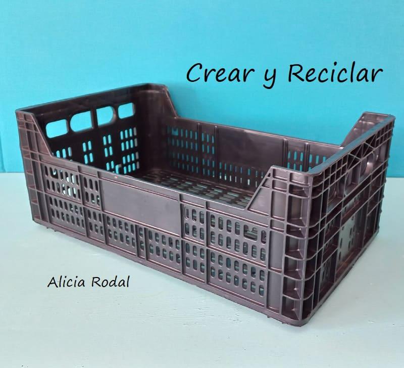 Para tener nuestras cosas organizadas, no necesitamos gastar mucho dinero, tan sólo vamos a necesitar una caja plástica. Con este tipo de cestas o huacales de frutas, se pueden hacer muchísimas cosas, sobre todo son estupendas para la organización en nuestra casa o en el trabajo. DIY