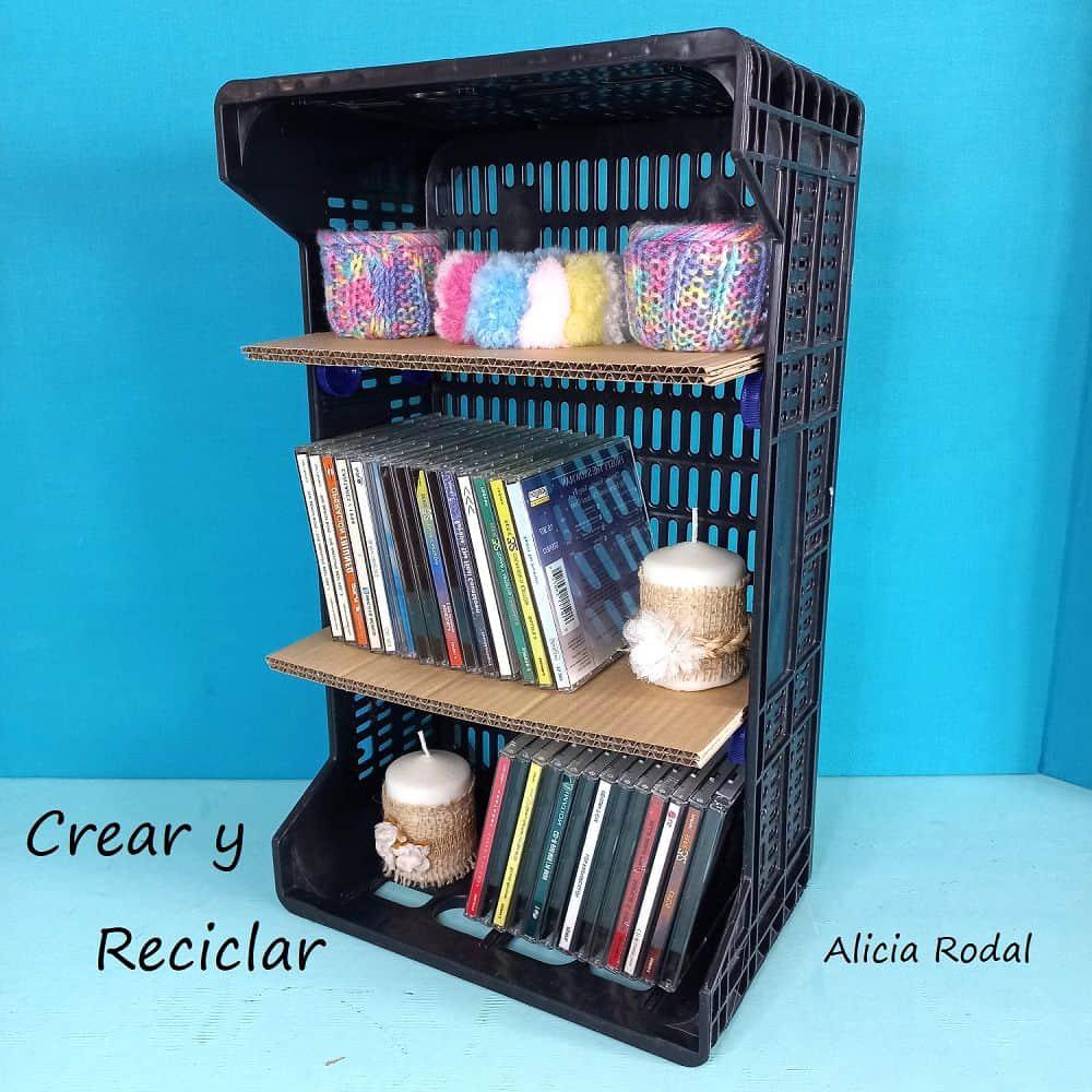 Para tener nuestras cosas organizadas, no necesitamos gastar mucho dinero, tan sólo vamos a necesitar una caja plástica. Con este tipo de cestas o huacales de frutas, se pueden hacer muchísimas cosas, sobre todo son estupendas para la organización en nuestra casa o en el trabajo. DIY