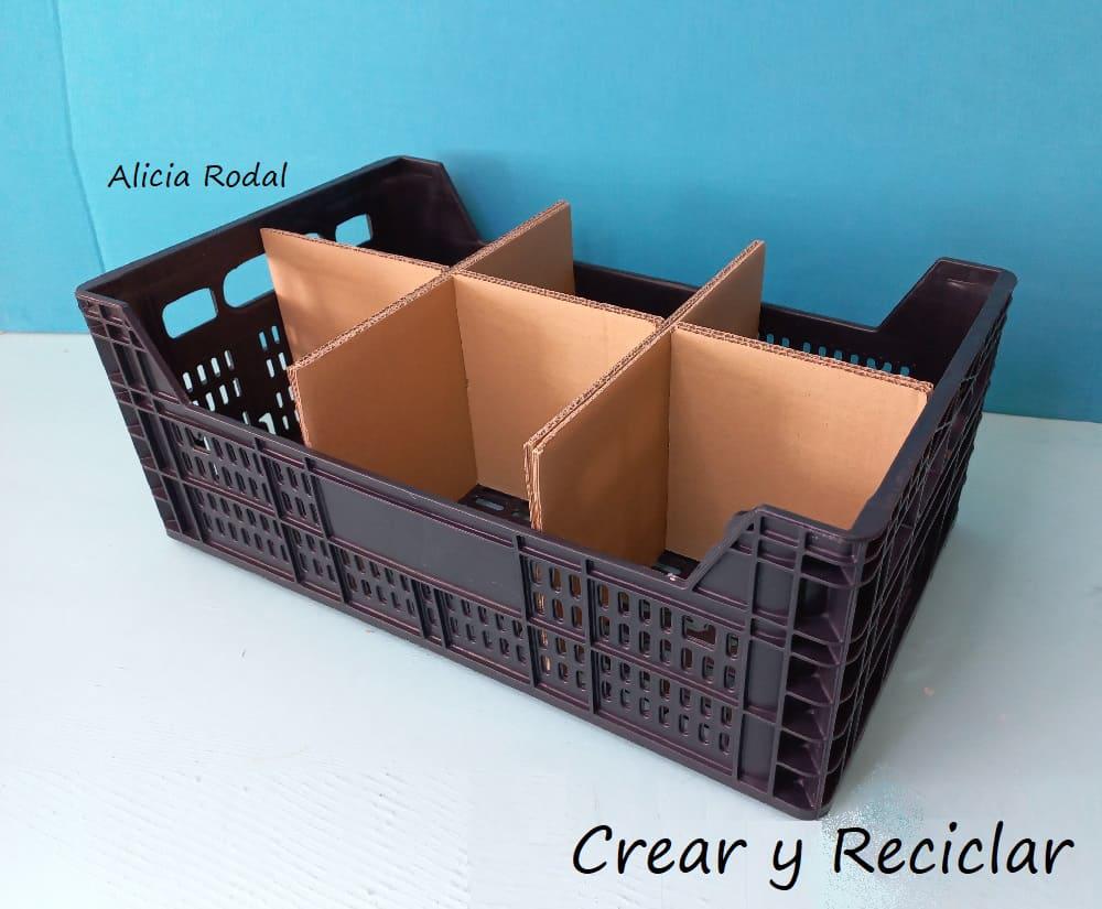 Para tener nuestras cosas organizadas, no necesitamos gastar mucho dinero, tan sólo vamos a necesitar una caja plástica. Con este tipo de cestas o huacales de frutas, se pueden hacer muchísimas cosas, sobre todo son estupendas para la organización en nuestra casa o en el trabajo. DIY