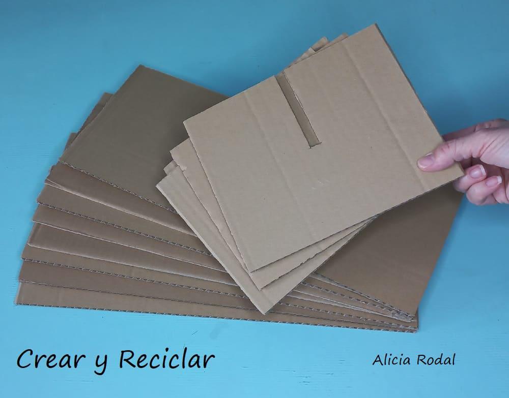 Para tener nuestras cosas organizadas, no necesitamos gastar mucho dinero, tan sólo vamos a necesitar una caja plástica. Con este tipo de cestas o huacales de frutas, se pueden hacer muchísimas cosas, sobre todo son estupendas para la organización en nuestra casa o en el trabajo. DIY