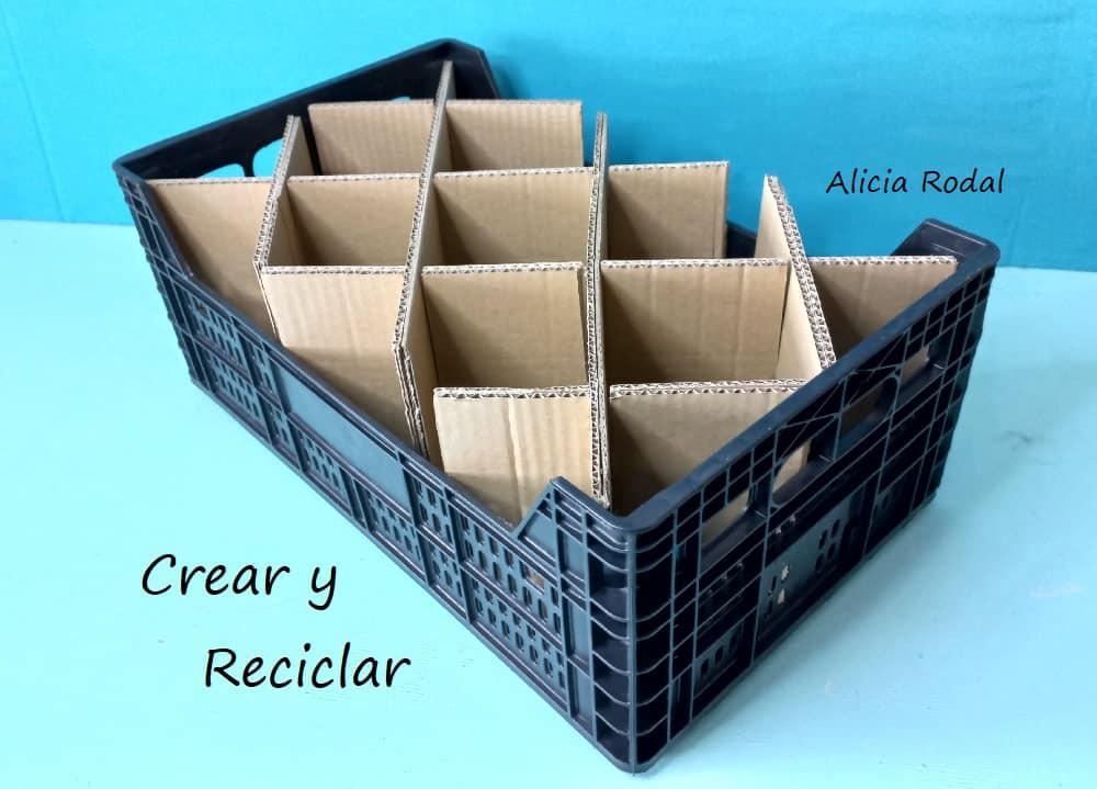 Para tener nuestras cosas organizadas, no necesitamos gastar mucho dinero, tan sólo vamos a necesitar una caja plástica. Con este tipo de cestas o huacales de frutas, se pueden hacer muchísimas cosas, sobre todo son estupendas para la organización en nuestra casa o en el trabajo. DIY