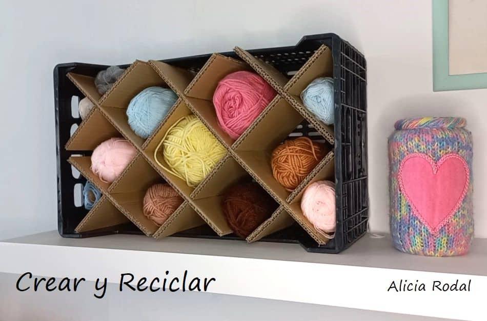Para tener nuestras cosas organizadas, no necesitamos gastar mucho dinero, tan sólo vamos a necesitar una caja plástica. Con este tipo de cestas o huacales de frutas, se pueden hacer muchísimas cosas, sobre todo son estupendas para la organización en nuestra casa o en el trabajo. DIY