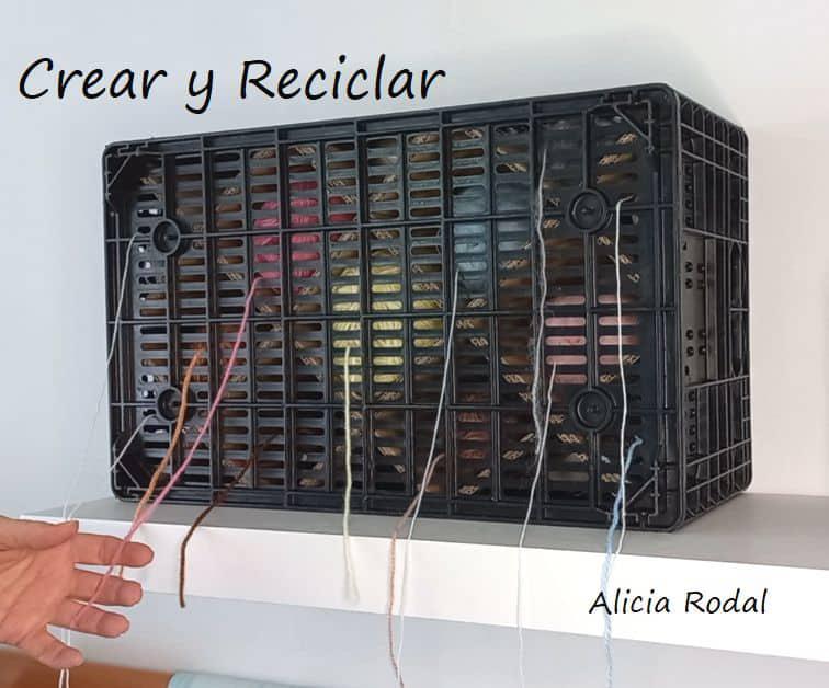 Para tener nuestras cosas organizadas, no necesitamos gastar mucho dinero, tan sólo vamos a necesitar una caja plástica. Con este tipo de cestas o huacales de frutas, se pueden hacer muchísimas cosas, sobre todo son estupendas para la organización en nuestra casa o en el trabajo. DIY