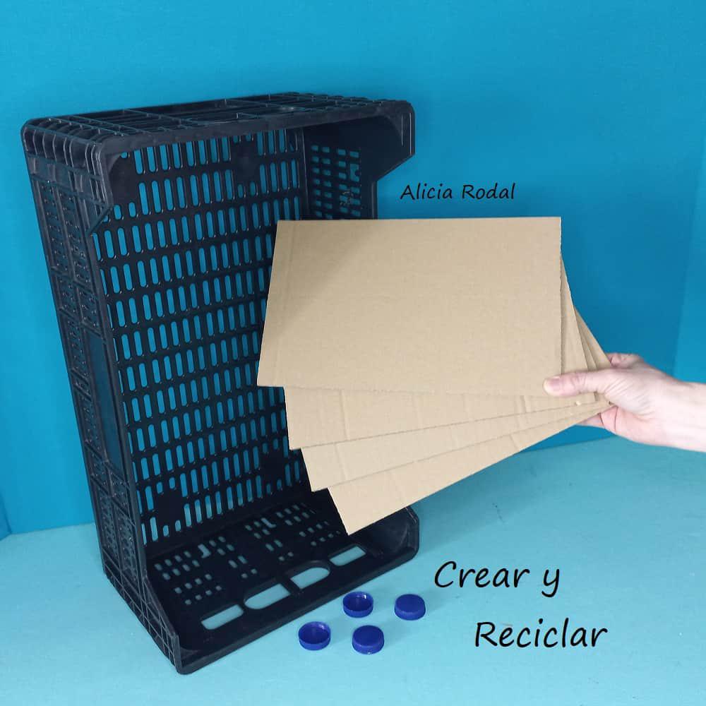 Para tener nuestras cosas organizadas, no necesitamos gastar mucho dinero, tan sólo vamos a necesitar una caja plástica. Con este tipo de cestas o huacales de frutas, se pueden hacer muchísimas cosas, sobre todo son estupendas para la organización en nuestra casa o en el trabajo. DIY