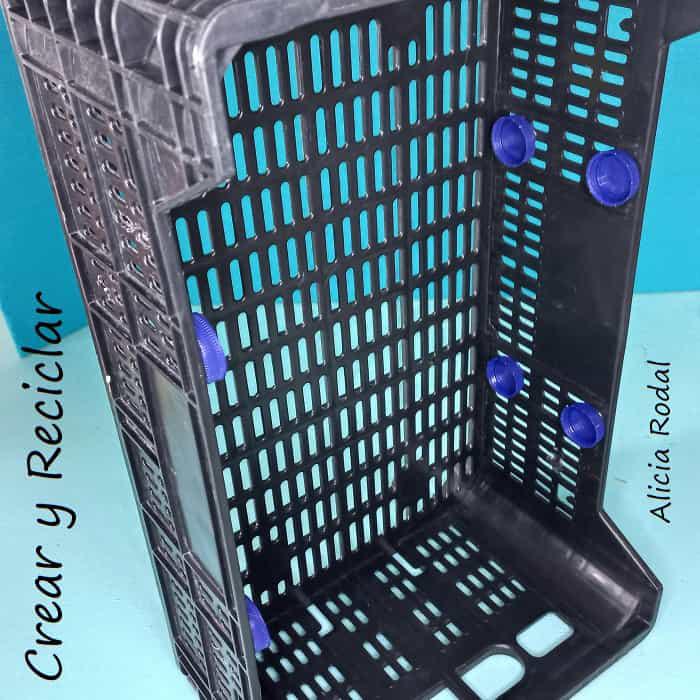 Para tener nuestras cosas organizadas, no necesitamos gastar mucho dinero, tan sólo vamos a necesitar una caja plástica. Con este tipo de cestas o huacales de frutas, se pueden hacer muchísimas cosas, sobre todo son estupendas para la organización en nuestra casa o en el trabajo. DIY