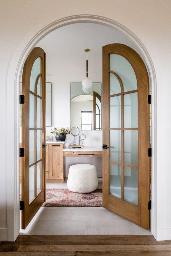 Puertas de madera con detalles tallados