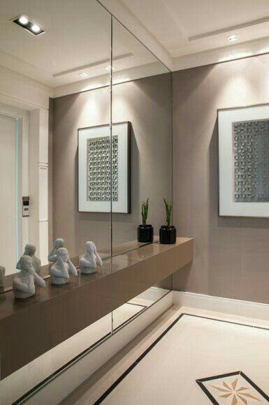 Concepto de pared de espejo en interiores