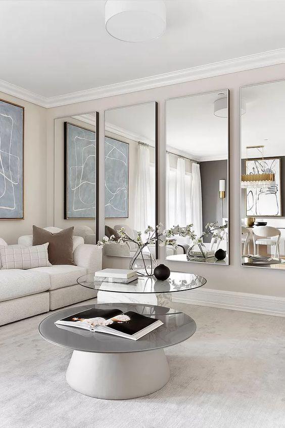 Salas de estar diseñadas con pared de espejo