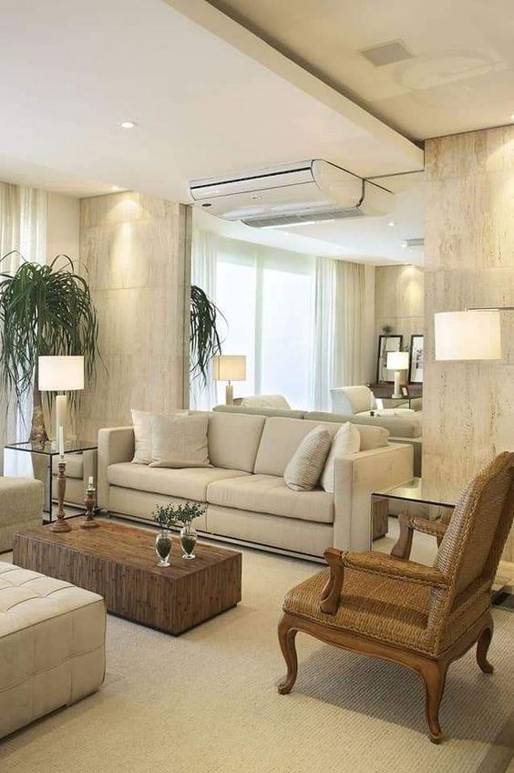 Salas de estar diseñadas con pared de espejo