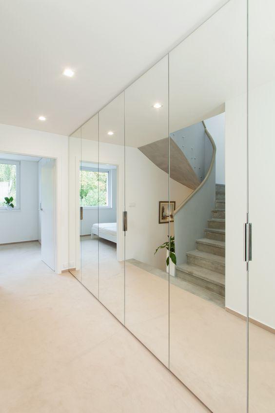 Paredes de espejo en pasillos estrechos