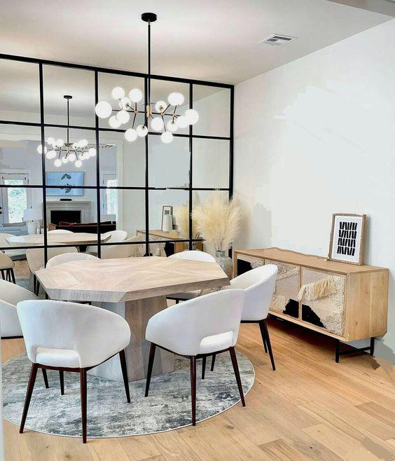 Comedores elegantes con pared de espejo