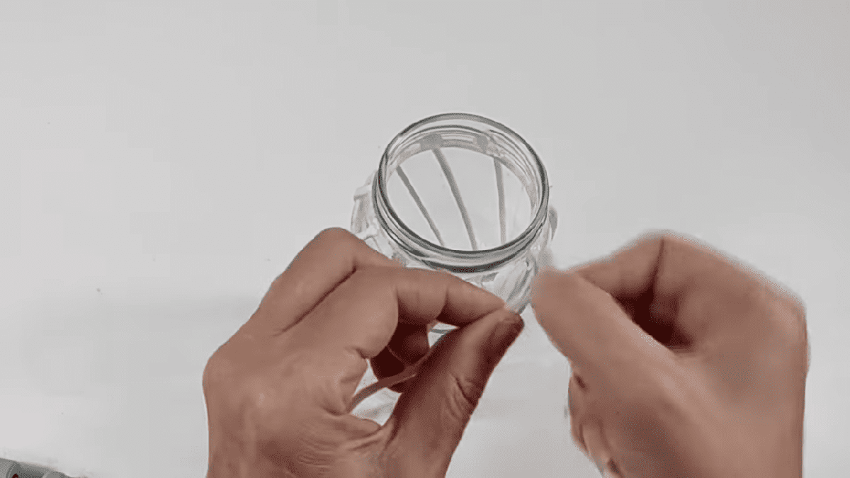 pego elasticos en la boca