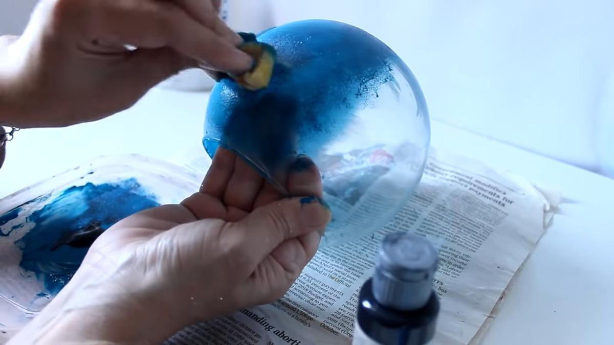 pintura esfera manos papel