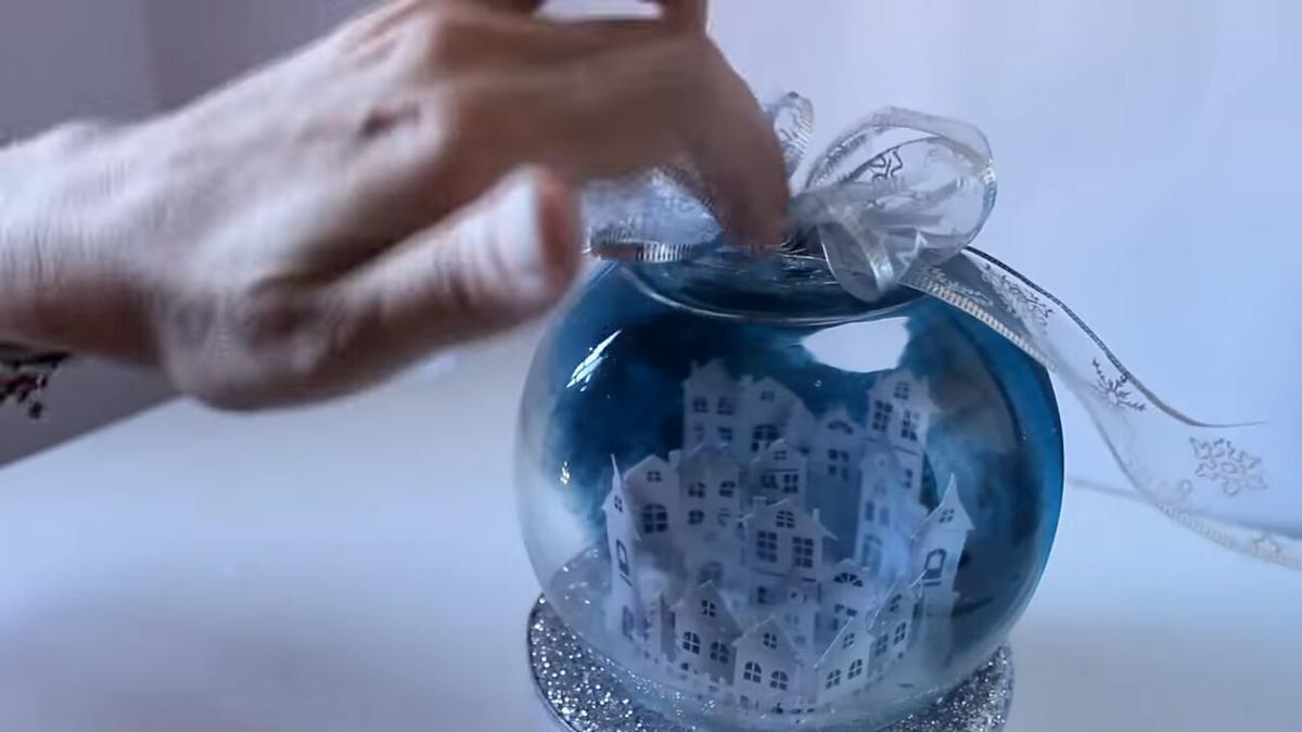 lazo moño esfera vidrio casas papel