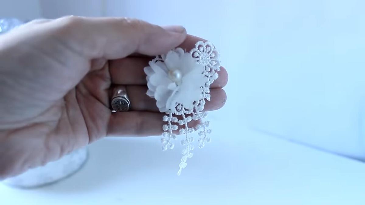 flor tela mano puntilla