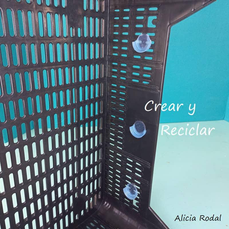 En este tutorial te enseño 3 nuevas ideas para organizar todo tipo de cosas, reutilizando cajas de frutas o huacales y otros materiales reciclados. DIY