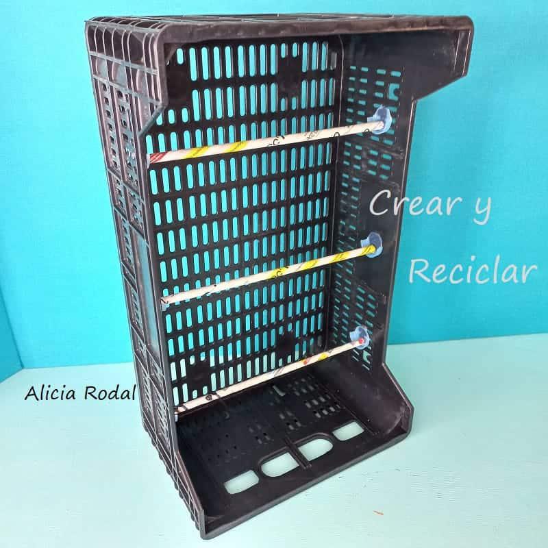 En este tutorial te enseño 3 nuevas ideas para organizar todo tipo de cosas, reutilizando cajas de frutas o huacales y otros materiales reciclados. DIY