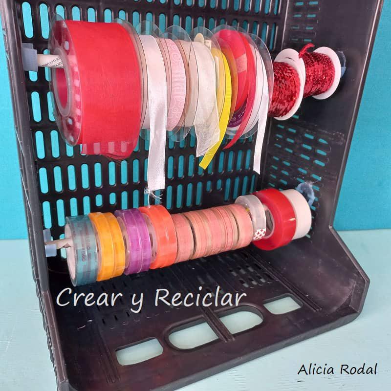 En este tutorial te enseño 3 nuevas ideas para organizar todo tipo de cosas, reutilizando cajas de frutas o huacales y otros materiales reciclados. DIY
