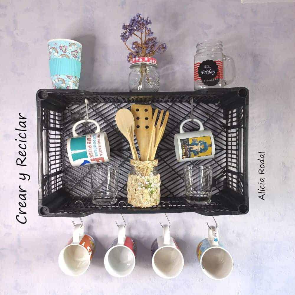 En este tutorial te enseño 3 nuevas ideas para organizar todo tipo de cosas, reutilizando cajas de frutas o huacales y otros materiales reciclados. DIY