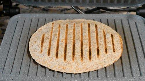 calentar quesadilla de queso y champiñones