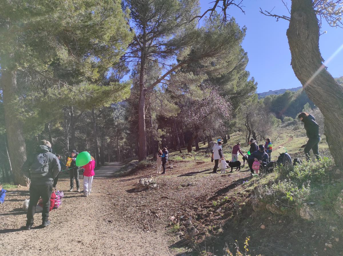 Grupo de familias paseando por el campo en Chiquillea Jaén